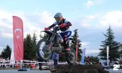 Kentin göbeğinde nefes kesen motocross gösterisi