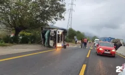 Tomruk yüklü kamyon devrildi!