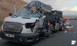 Yolcu minibüsü ile kamyon çarpıştı!