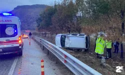 Bariyerlere çarpan araç yan yattı!