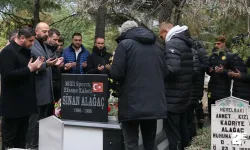 Es-Es’li futbolcular Alağaç’ı mezarı başında ziyaret etti