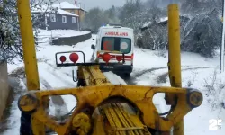 Hasta almaya giden ambulans yolda mahsur kaldı