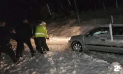 Kanalda mahsur kalan araca ekipler seferber oldu