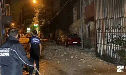Metruk binadan dökülen taşlar park halindeki 3 aracı pert etti