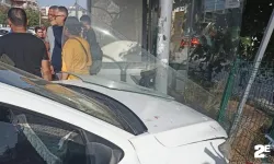 Otomobil otobüs durağına daldı