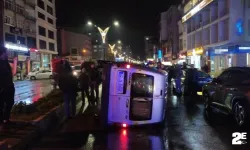 Refüje çarpan otomobil yan yattı!