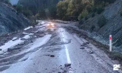 Sağanak yağış heyelana neden oldu, yollar kapandı