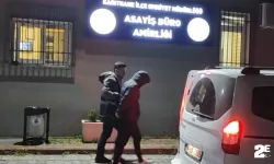 Sebepsiz yere arkadaşını başından bıçakladı