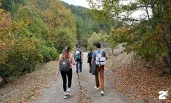 Sonbahar manzarası eşliğinde yürüyüş