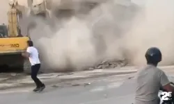 Yıkım sırasında bina çöktü