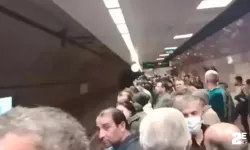 Arızalanan metro vatandaşa isyan ettirdi