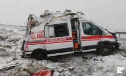 Devrilen ambulansta 3 sağlık personeli yaralandı