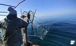 Dondurucu soğukta ekmek parası için çalışıyorlar