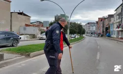 Engelli vatandaşın yardımına polis koştu