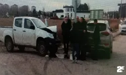Eskişehir'de kavşağa kontrolsüz giren araçlar çarpıştı!