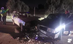 Feci kaza: İki araç kafa kafaya çarpıştı!