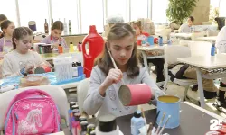 Geri dönüşüm atıkları miniklerin elinde sanata dönüşüyor