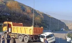Kontrolden çıkan araç kamyonun altına girdi