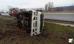 Kontrolden çıkan kamyonet devrildi