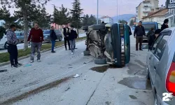 Korkunç kaza: Otomobil yan yattı!