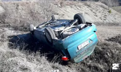 Otomobil şarampole devrildi