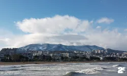Üç güzellik bir arada tek karede: Kar, kumsal ve deniz!