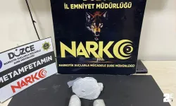Yakalanacaklarını anlayınca uyuşturucuyu araçtan attılar