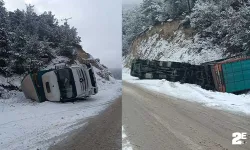 Buzlu yolda kontrolden çıkan kamyon devrildi