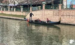 Eskişehir'de soğuk havaya rağmen gondol keyfi sürüyor