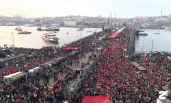 Galata Köprüsü'nde düzenlenen Filistin'e destek yürüyüşü