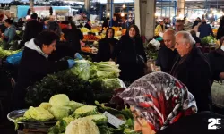 Halk pazarındaki kalabalık esnafın yüzünü güldürdü