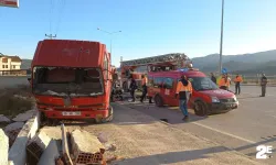 İtfaiye aracı kamyonete çarptı: İtfaiye eri yaralı