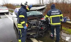 Keşan’da bariyerlere çarpan otomobildeki 4 kişi yaralandı