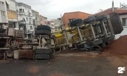 Kum yüklü kamyon tepetakla oldu