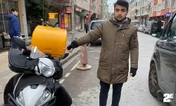 Laf attıkları motokuryeyi yakalamayınca motosikletini tekmelediler