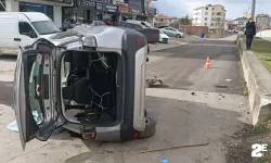 Minibüsle çarpışan otomobil yan yattı