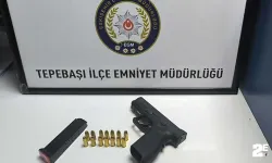 Polise mukavemet gösteren şahısların aracından tabanca çıktı