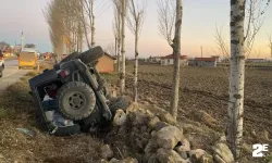 Refüje devrilen arazi aracında 4 kişi yaralandı