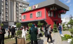 Ters eve binlerce kişi akın etti