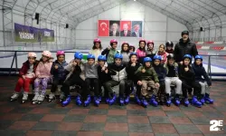 Vatandaşlar ücretsiz buz pateni yapıyor