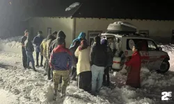 Yolu kardan kapanan köydeki hasta kadın için zorlu mücadele