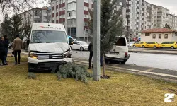 3 araç kaza yaptı, savrulan aracın çarptığı yaya ağır yaralandı