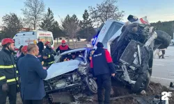 Ambulans ile otomobil çarpıştı: 2 sağlık çalışanı yaralandı