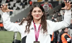 Beşiktaş'tan şampiyon güreşçi Nesrin Baş'a plaket