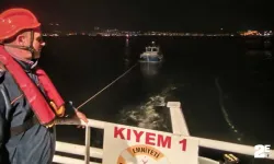 Çanakkale Boğazı'nda sürüklenen tekne kurtarıldı