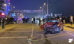 Feci kazada iki otomobil hurdaya döndü