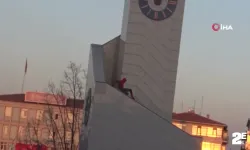 Görenler çok şaşırdı: Spiderman saat kulesinde görüldü!