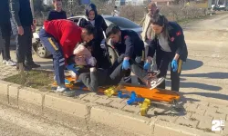 Kamyonetle çarpışan otomobil sürücüleri hastaneye kaldırıldı