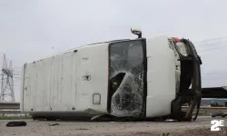 Kontrolden çıkan minibüs araç devrildi: Yaralılar var