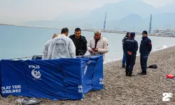 Konyaaltı sahilinde deniz üzerinde yarı çıplak erkek cesedi bulundu